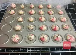 Illustration of how to make colorful marin candy 12