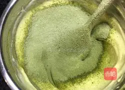 Illustration of how to make matcha trunk cake roll 11