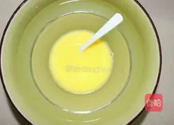 Illustration of how to make cream fruit cake roll 9