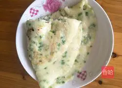 Illustration of how to make egg and green onion pancake 8