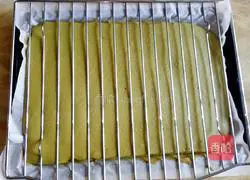 Illustration of how to make matcha cream cake roll 12