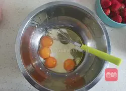 Illustration of how to make zero-sugar and low-calorie strawberry cake rolls 3