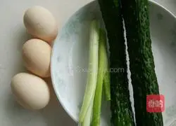 Illustration of how to make cucumber and egg pancakes 1