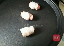 Illustration of how to make ham sausage hand cake rolls 7