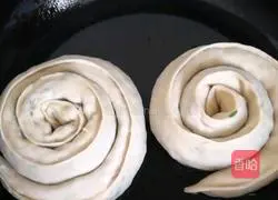 Illustration of how to make shredded leek cake 12