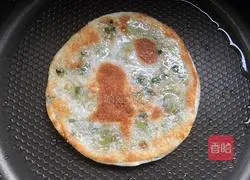 Illustration of how to make dumpling skin scallion pancakes 11