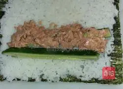 Illustration of how to make tuna sushi 6