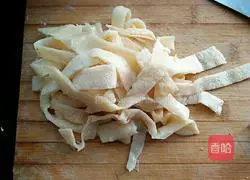 Illustration of how to make fried bean sprouts and shredded pancakes 7