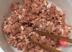 Illustration of how to make steamed pork patties with pickled mustard 1