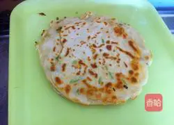 Illustration of how to make green onion pancake 15