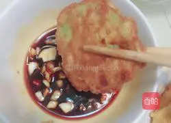 Illustration of how to make pan-fried zucchini pancakes 9