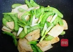 Recipe for fried snow peas with fish cakes Illustration 5