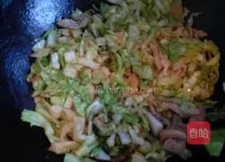 Illustration of how to make braised cabbage and shredded pork pancakes 3