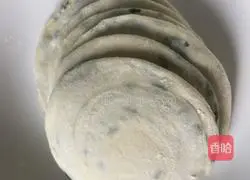 Illustration of how to make scallion pancakes 7