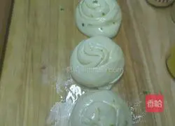 Illustration of how to make scallion pancake 7