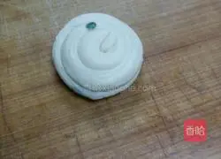 Illustration of how to make scallion oil layer cakes 5