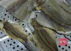 Illustration of how to make salted fish rolled in large pancake 10