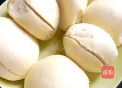 Illustration of how to make steamed buns with meat patties 1