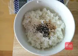 Illustration of how to make grilled chicken sushi rolls 8