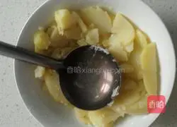 Illustration of how to make pan-fried potato pancakes 4