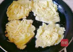 Illustration of how to make shredded potato pancakes 5