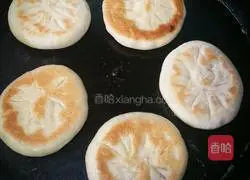 Illustration of making brown sugar stuffed dough cake 15