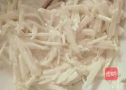 Illustration of how to make potato shredded egg cake 3