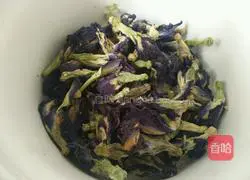 Illustration of how to make butterfly pea pineapple sushi 1