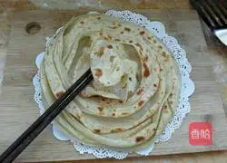 Illustration of how to make cake crust with hands 13