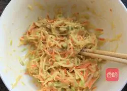 Illustration of how to make green onion potato egg pancakes 4