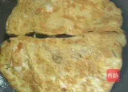 Illustration of how to make breakfast cumin egg pancake 6