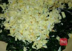 Illustration of how to make chive pancakes 8