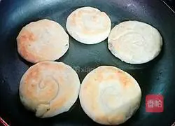 Illustration of how to make lard and meat pancakes 15