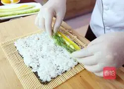 Illustration of how to dip sushi rolls in wasabi 3