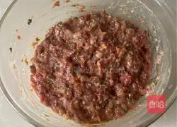 Illustration of how to make pan-fried vegetable beef patties 4