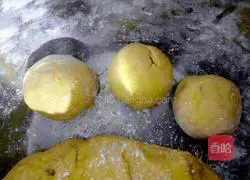 Illustration of how to make small pumpkin cake 7