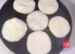 Illustration of how to make yeast meat pie 10