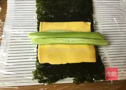 Illustration of how to make ham and cheese sushi rolls 4