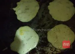 Illustration of how to make banana milk egg cake 4