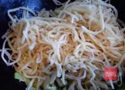 Illustration of Braised Cabbage and Shredded Pork Pancakes 4