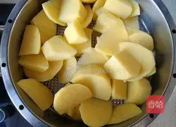 Illustration of how to make potato hash browns 4