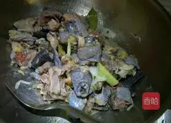 Illustration of how to make black-bone chicken cakes 2