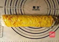 Illustration of how to make fruit and vegetable duck egg sushi rolls.9