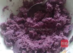 Illustration of how to make milky purple potato and sesame cake 1