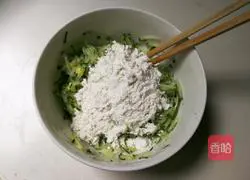 Illustration of how to make burnt cucumber egg pancake 5