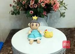 Illustration of how to decorate a double-layered light cream cake with fondant 6