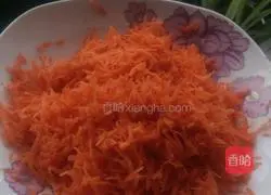 Illustration of how to make carrot and egg pancakes 1