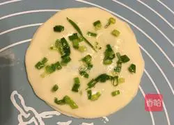 Illustration of how to make scallion pancake (dumpling skin version) 9