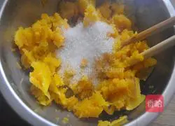 Illustration of how to make fried sweet potato cakes 2