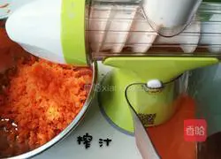 Illustration of how to make carrot and egg pancakes 1